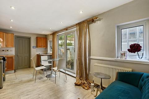 1 bedroom ground floor flat for sale, Landor Walk, London