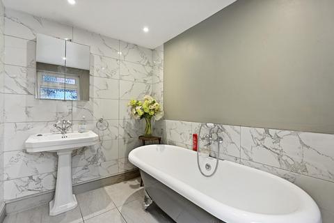 1 bedroom ground floor flat for sale, Landor Walk, London