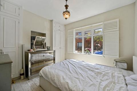 1 bedroom ground floor flat for sale, Landor Walk, London
