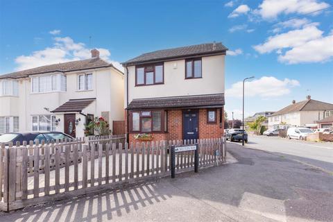 3 bedroom detached house for sale, Barnfield, Cippenham