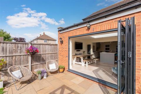 3 bedroom detached house for sale, Barnfield, Cippenham