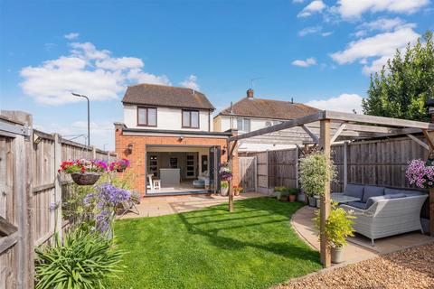 3 bedroom detached house for sale, Barnfield, Cippenham