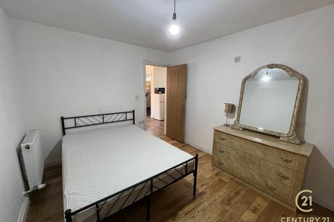 Studio to rent, West Way, HOUNSLOW TW5