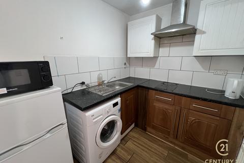 Studio to rent, West Way, HOUNSLOW TW5