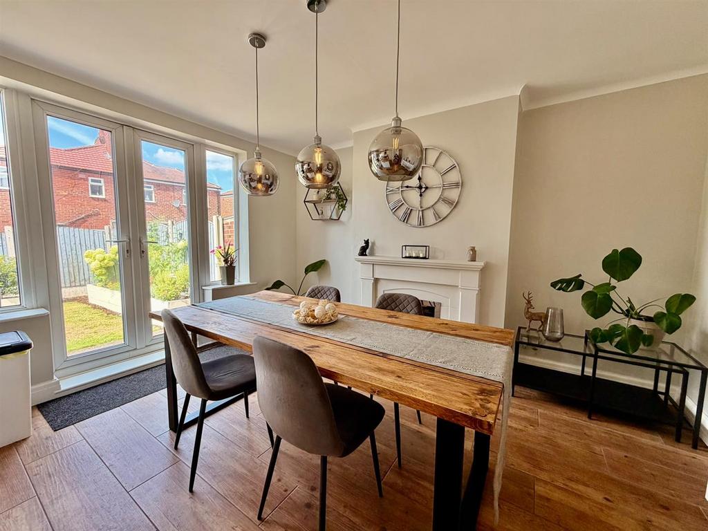 House in Oldham, Holt Lane End, Hollinwood - More