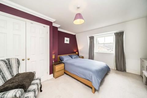 4 bedroom house to rent, Fernbank Mews, London SW12