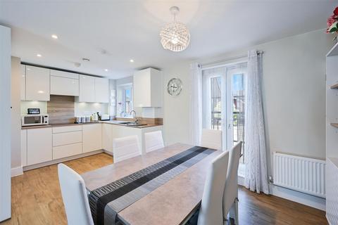 2 bedroom apartment for sale, Beatrice Square, Tadworth