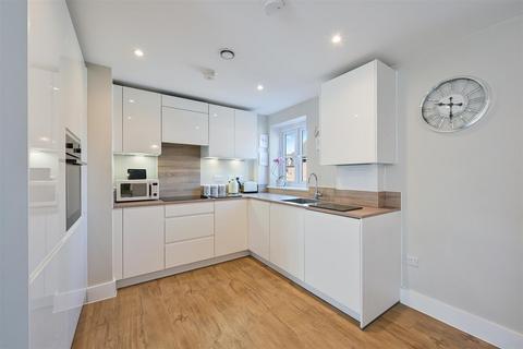 2 bedroom apartment for sale, Beatrice Square, Tadworth