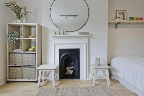 Studio to rent, Nottingham Place, London, W1U