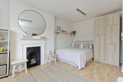 Studio to rent, Nottingham Place, London, W1U