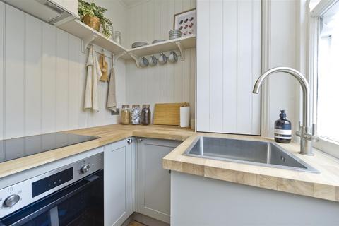 Studio to rent, Nottingham Place, London, W1U