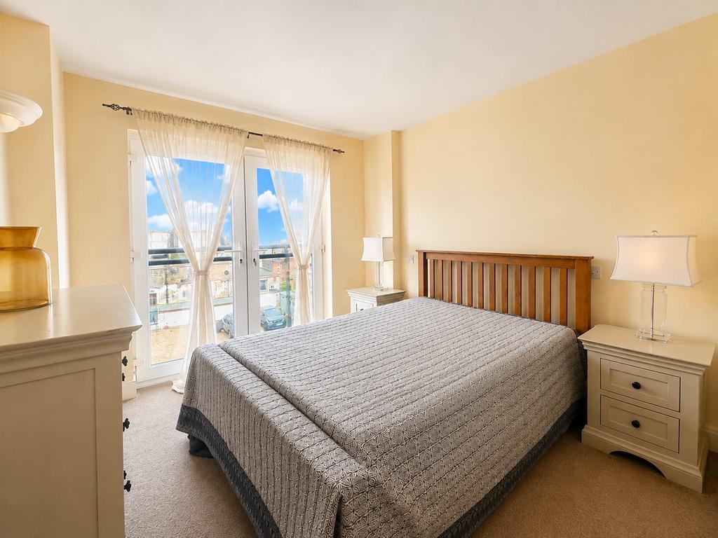 Apartment in Cardiff, Crockherbtown, Castle - View 2