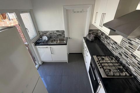 2 bedroom house to rent, Devon Road, Barking IG11