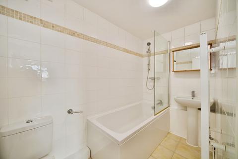 2 bedroom flat to rent, Grove Hill, London, E18