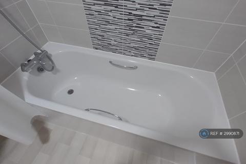 3 bedroom semi-detached house to rent, Amersham Park Road, Salford, M6