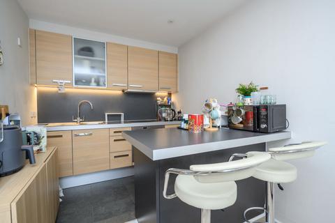 1 bedroom flat to rent, The Heart, Walton-On-Thames
