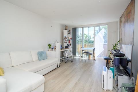 1 bedroom flat to rent, The Heart, Walton-On-Thames