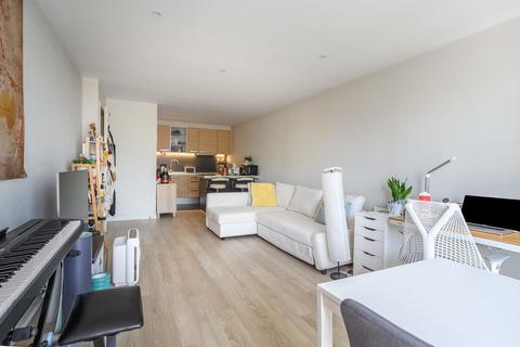 1 bedroom flat to rent, The Heart, Walton-On-Thames