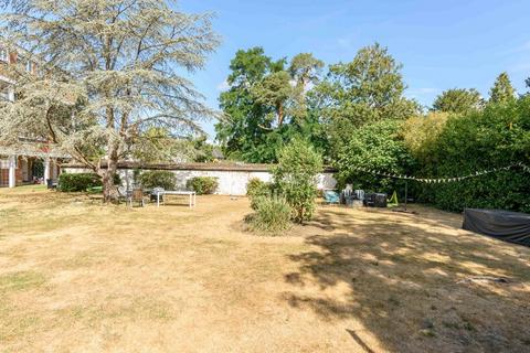 2 bedroom apartment to rent, Manor Road, Walton-On-Thames