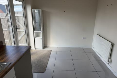 3 bedroom semi-detached house to rent, Brookes Avenue, Newdale, Telford