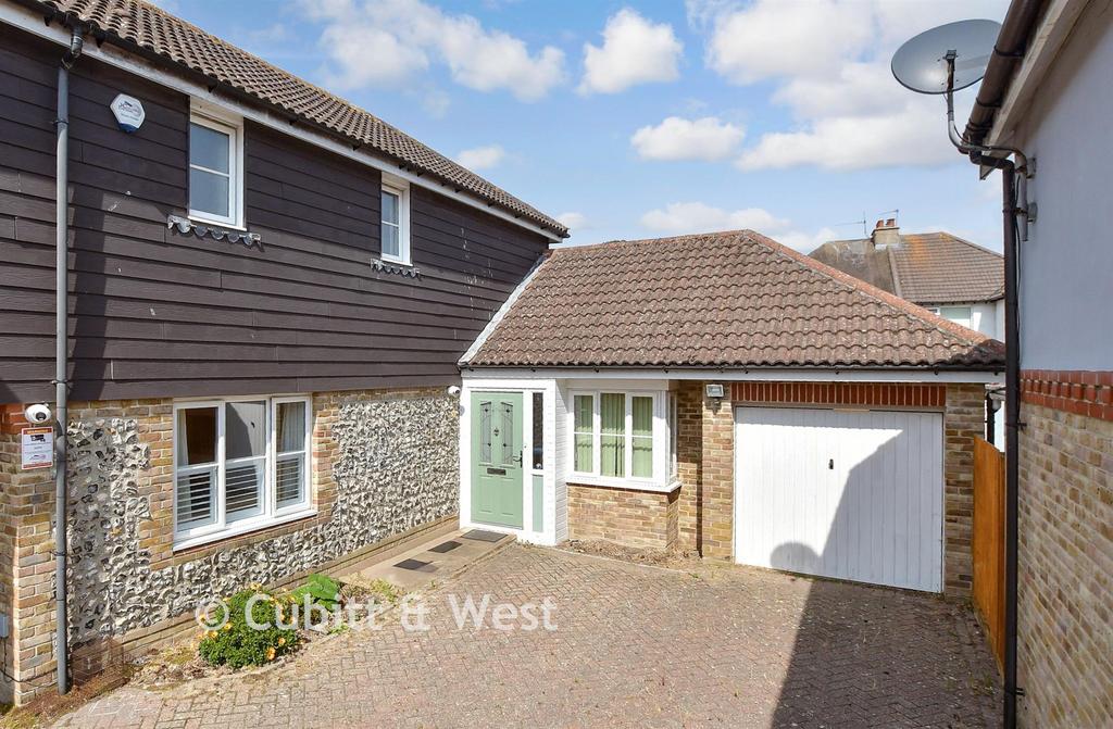 2 bedroom link detached house for sale in Bognor Regis on OnTheMarket