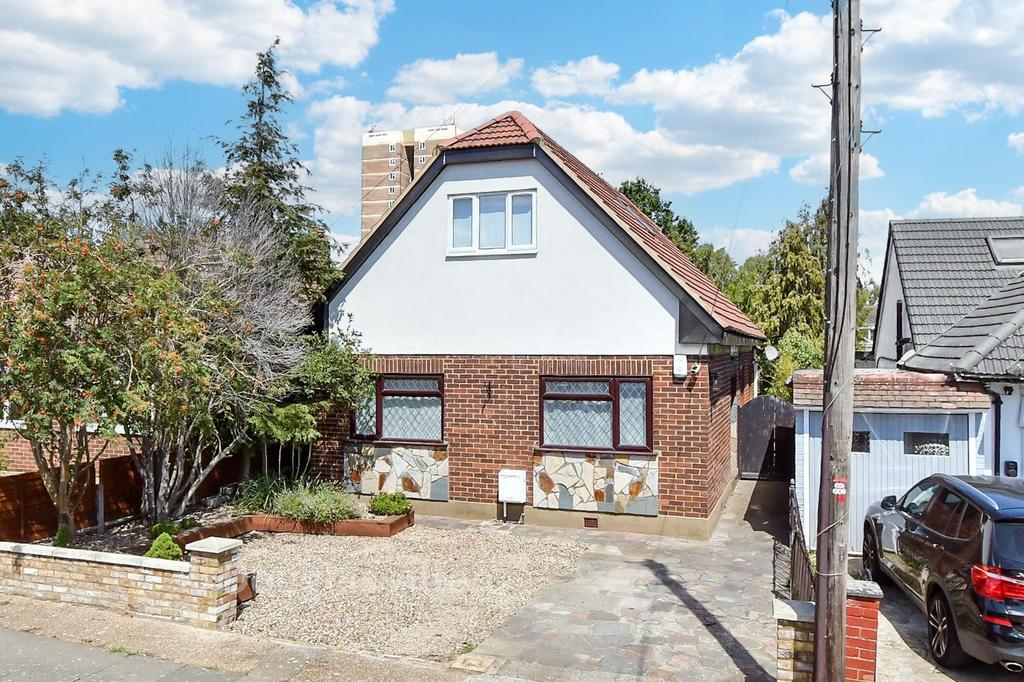 4 bedroom detached bungalow for sale in Romford on OnTheMarket