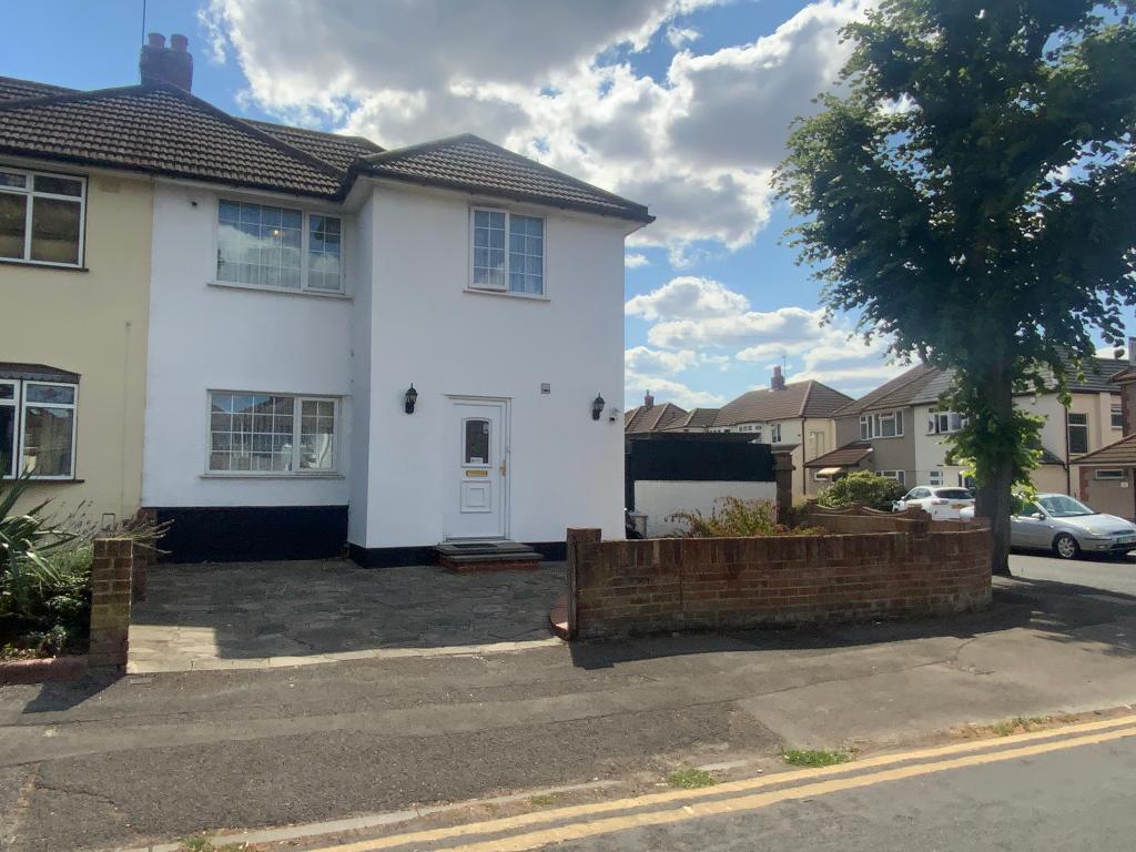 4 bedroom semi-detached house for sale in Hornchurch on OnTheMarket