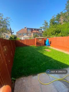 3 bedroom end of terrace house to rent, Renshaw Close, London, SE6