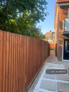 3 bedroom end of terrace house to rent, Renshaw Close, London, SE6