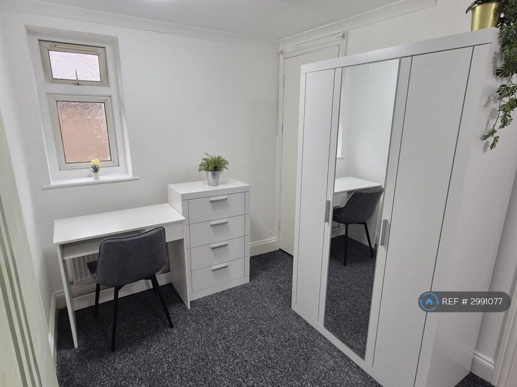 Apartment in Pinner - More