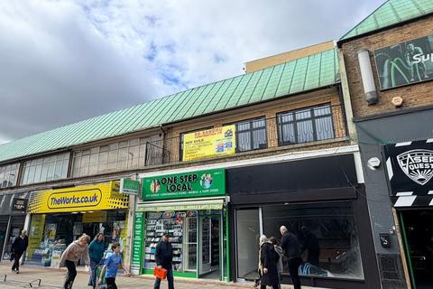Retail property (high street) to rent, Marlowes Hemel Hempstead HP1 1DX