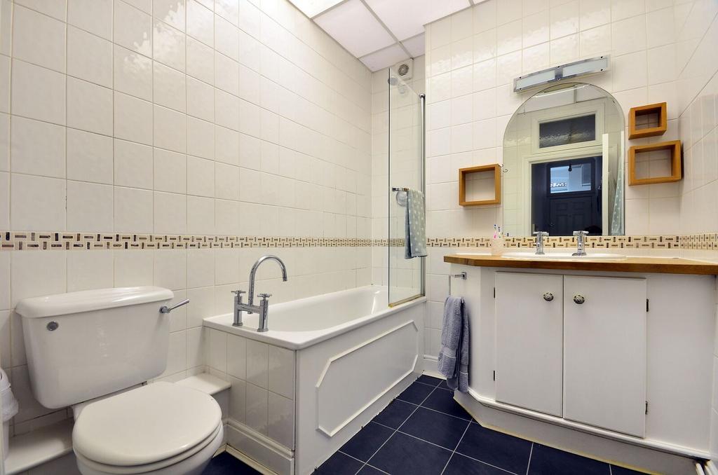 Apartment in New Malden - More