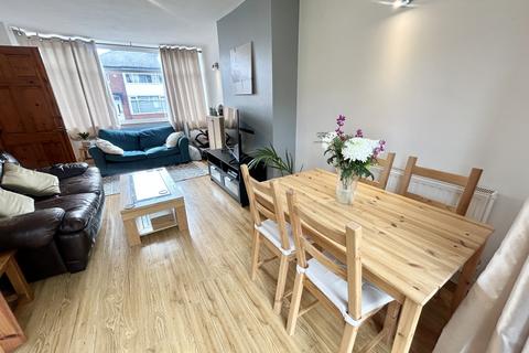 3 bedroom house to rent, Cliftonville Drive, Manchester, M27