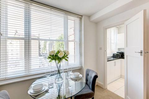 Studio to rent, Hill Street, London, W1J