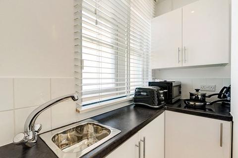 Studio to rent, Hill Street, London, W1J