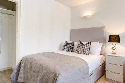 Studio to rent, Hill Street, London, W1J