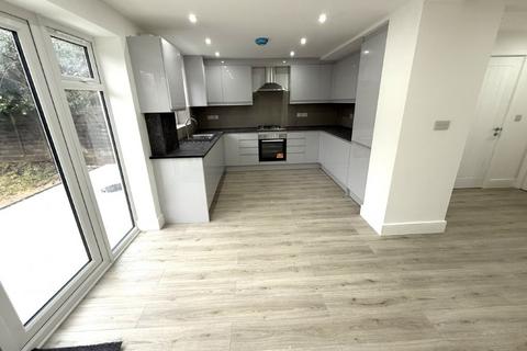 4 bedroom terraced house to rent, Barnes Crescent, Wimborne BH21
