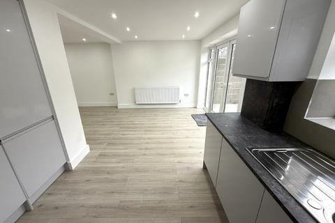 4 bedroom terraced house to rent, Barnes Crescent, Wimborne BH21