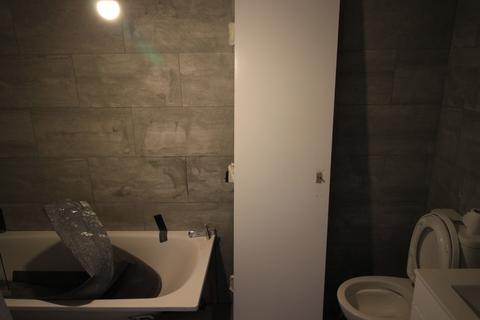 3 bedroom flat to rent, Oaks Road, Stanwell TW19
