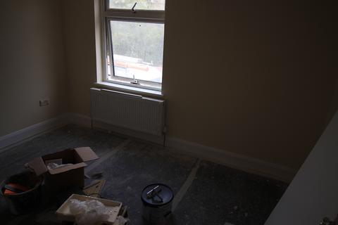 3 bedroom flat to rent, Oaks Road, Stanwell TW19
