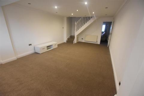 3 bedroom semi-detached house to rent, Silverstone Drive, Leicester