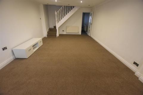 3 bedroom semi-detached house to rent, Silverstone Drive, Leicester