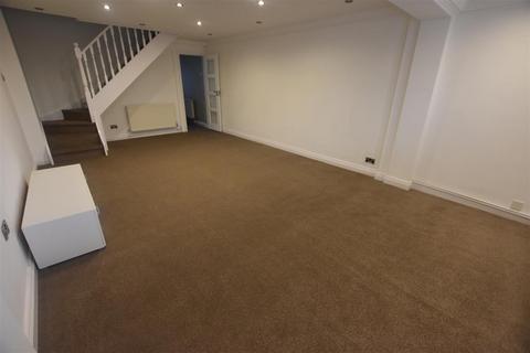 3 bedroom semi-detached house to rent, Silverstone Drive, Leicester