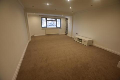 3 bedroom semi-detached house to rent, Silverstone Drive, Leicester