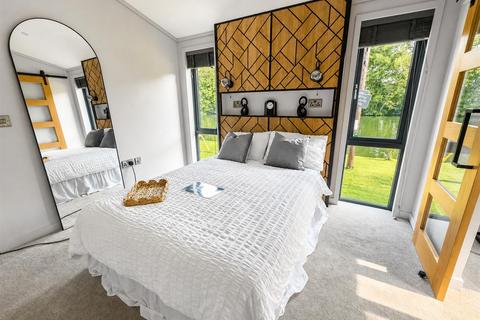 2 bedroom mobile home for sale, Willows Riverside Park, Windsor