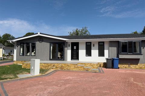 2 bedroom park home for sale, Main Road, Willows Riverside Park, Windsor