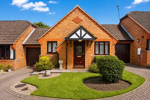 2 bedroom bungalow for sale, Grovebury Gardens, Park Street, St. Albans