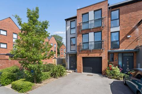 3 bedroom terraced house for sale, East Castle Street at Heyford Park, East Castle Street OX25