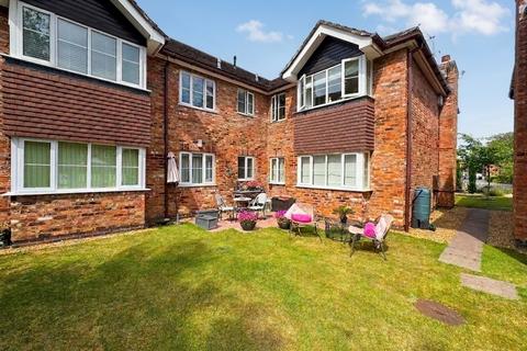 2 bedroom flat for sale, Woodacres Court, Wilmslow, SK9