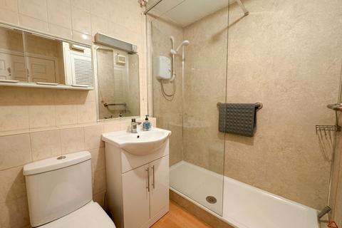 2 bedroom flat for sale, Woodacres Court, Wilmslow, SK9